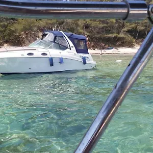 Bateau-hôtel Hebergement Insolite Sur Un Bateau à Quai, La Londe-les-Maures